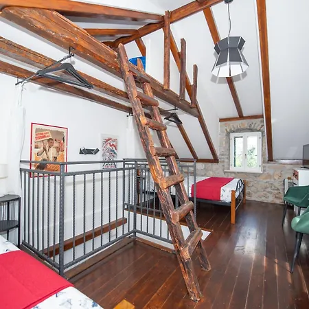 Cool Stone House In The Old Town Σπλιτ